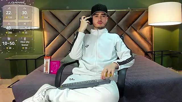 Snapshot of Salvattore_Muller chatting on 02/22/26, 05:32 Salvattore Muller online show from 02/22/26, 05:32