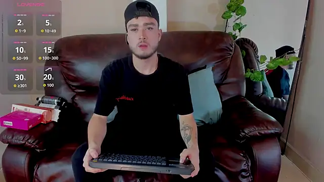 Snapshot of Salvattore_Muller chatting on 06/19/26, 10:15 Salvattore Muller online show from 06/19/26, 10:15