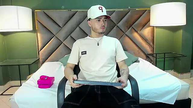 Snapshot of Salvattore_Muller chatting on 02/17/26, 10:18 Salvattore Muller online show from 02/17/26, 10:18