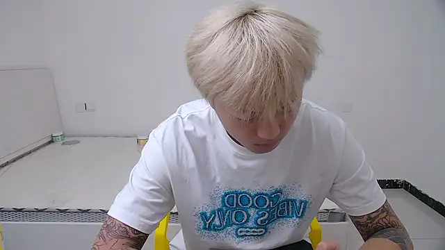 Chocolates-001 online show from 04/04/26, 04:30