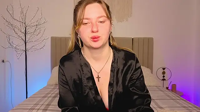 Snapshot of VladaHotxx chatting on 03/04/26, 08:00 VladaHotxx online show from 03/04/26, 08:00