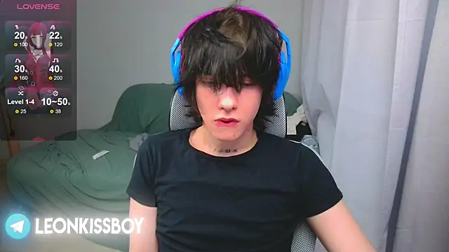 LeonBoykisser online show from 04/15/26, 04:07