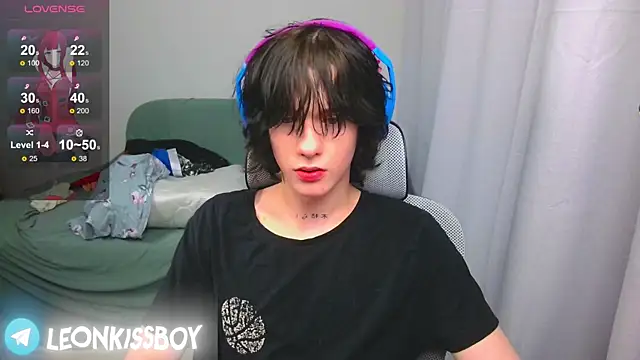 LeonBoykisser online show from 04/15/26, 04:11