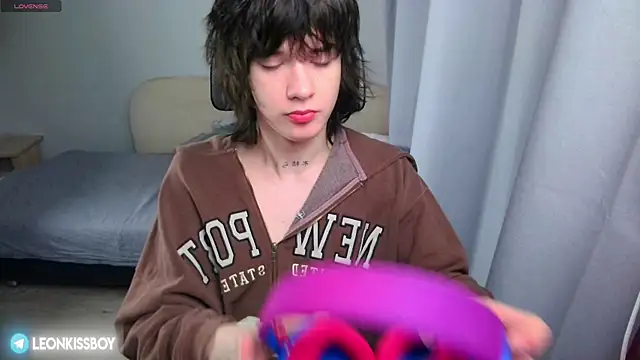 LeonBoykisser online show from 06/15/26, 12:12