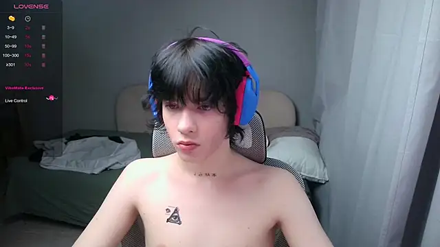 Snapshot of LeonBoykisser chatting on 02/13/26, 12:27 LeonBoykisser online show from 02/13/26, 12:27