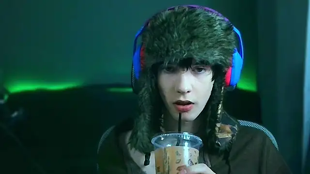 Snapshot of LeonBoykisser chatting on 01/14/26, 04:43 LeonBoykisser online show from 01/14/26, 04:43