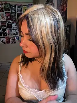 Snapshot of pinkybombon chatting on 02/08/26, 02:20 pinkybombon online show from 02/08/26, 02:20