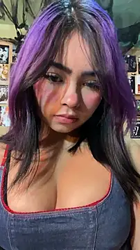 Snapshot of pinkybombon chatting on 04/06/26, 08:43 pinkybombon online show from 04/06/26, 08:43