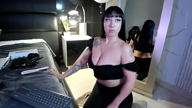 Snapshot of KomiCatt chatting on 02/17/26, 12:02 KomiCatt online show from 02/17/26, 12:02