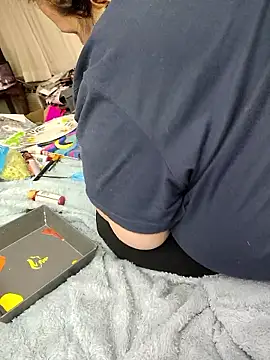 luvbug28 online show from 03/25/26, 03:39