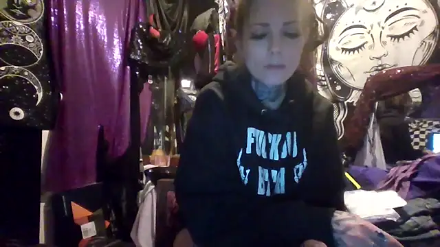 Snapshot of allymoon1369 chatting on 04/22/26, 11:06 allymoon1369 online show from 04/22/26, 11:06