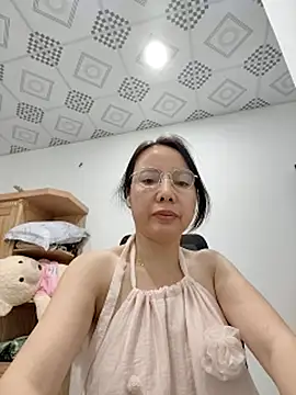Snapshot of Famrita chatting on 04/19/26, 11:22 Famrita online show from 04/19/26, 11:22