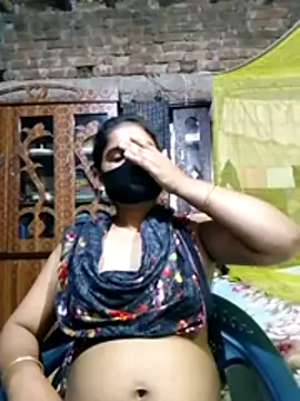 Snapshot of Hot_Sweeti chatting on 04/17/26, 10:34 Hot Sweeti online show from 04/17/26, 10:34
