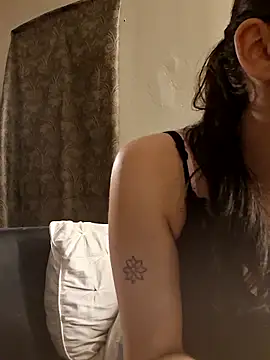 LadySn0w26 online show from 04/11/26, 02:30