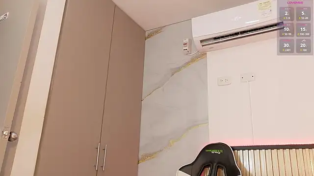 Scarlet Vixen  online show from 02/18/26, 12:01