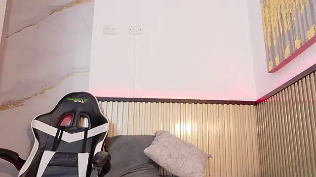 Scarlet Vixen  online show from 02/21/26, 12:18