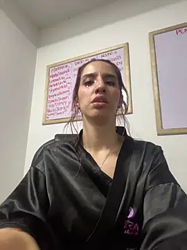 Snapshot of elodie_rouge chatting on 05/20/26, 12:18 elodie rouge online show from 05/20/26, 12:18