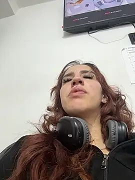 Snapshot of elodie_rouge chatting on 06/30/26, 11:43 elodie rouge online show from 06/30/26, 11:43
