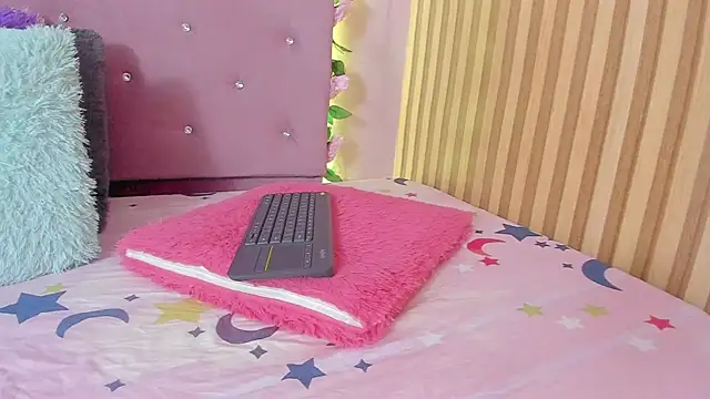 lovely  kiss   online show from 04/22/26, 06:14