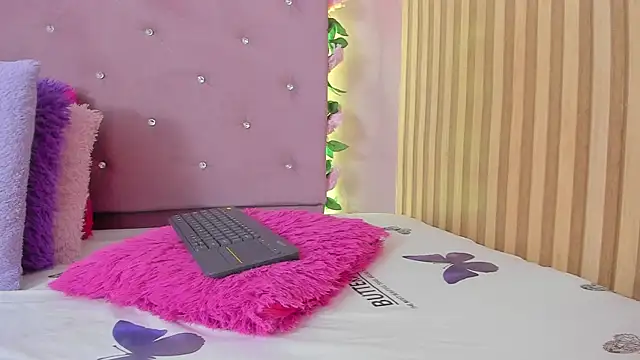 lovely  kiss   online show from 04/28/26, 06:12