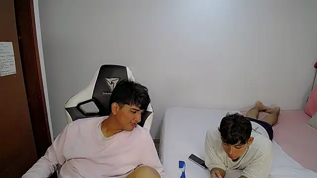 Snapshot of Maxwell_boys chatting on 02/25/26, 03:07 Maxwell boys online show from 02/25/26, 03:07