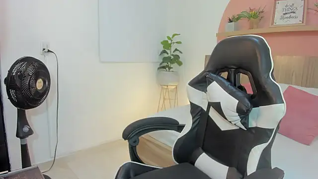 Snapshot of ivette_swan chatting on 02/05/26, 12:23 ivette swan online show from 02/05/26, 12:23