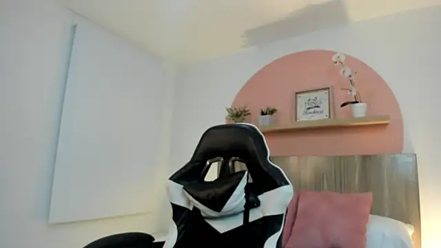 ivette swan online show from 05/25/26, 07:56