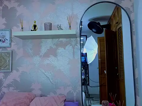 Emma Thompssonn online show from 02/08/26, 12:03