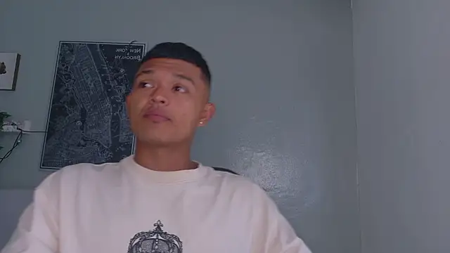 Snapshot of AndrewKenoxx_ chatting on 02/14/26, 07:36 AndrewKenoxx online show from 02/14/26, 07:36