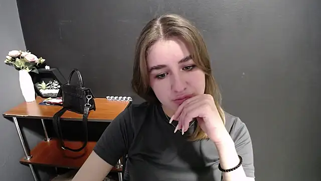Snapshot of Sunny_siren chatting on 05/05/26, 12:30 Sunny siren online show from 05/05/26, 12:30