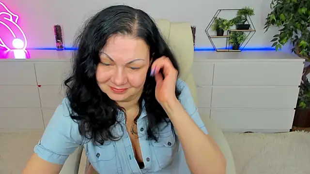 IrissMoon online show from 03/05/26, 06:32