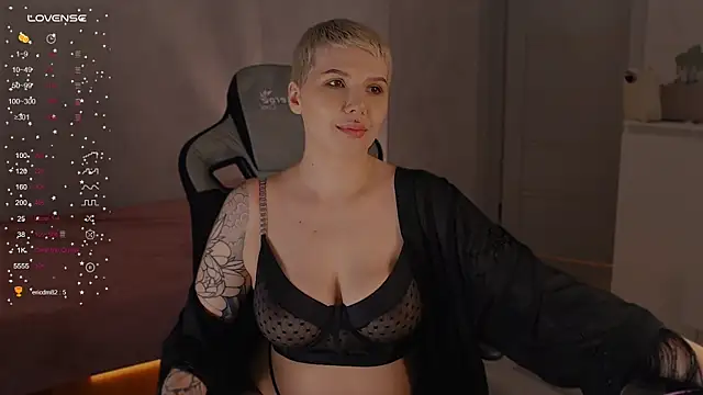 Snapshot of Elise_Day chatting on 06/16/26, 12:05 Elise Day online show from 06/16/26, 12:05