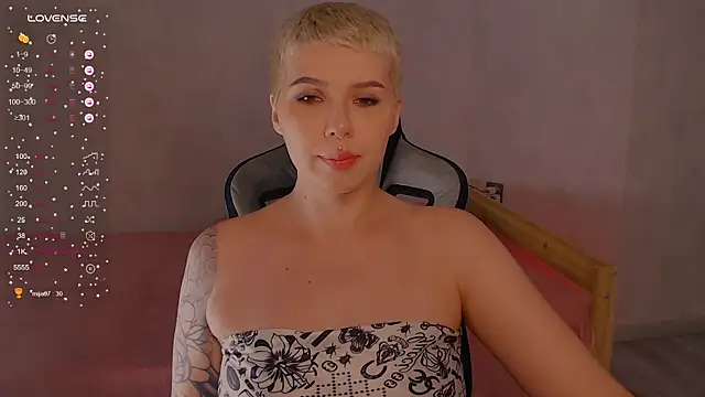 Snapshot of Elise_Day chatting on 06/24/26, 04:27 Elise Day online show from 06/24/26, 04:27