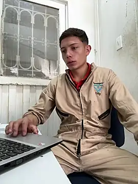 Snapshot of santiObrero chatting on 06/06/26, 03:06 santiObrero online show from 06/06/26, 03:06
