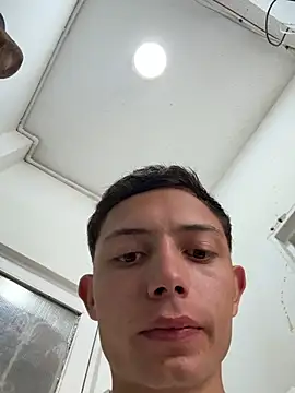 Snapshot of santiObrero chatting on 06/27/26, 03:29 santiObrero online show from 06/27/26, 03:29
