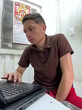 Snapshot of santiObrero chatting on 02/18/26, 04:25 santiObrero online show from 02/18/26, 04:25