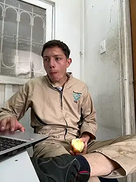 Snapshot of santiObrero chatting on 07/15/26, 03:30 santiObrero online show from 07/15/26, 03:30