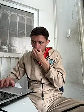 Snapshot of santiObrero chatting on 07/07/26, 03:37 santiObrero online show from 07/07/26, 03:37
