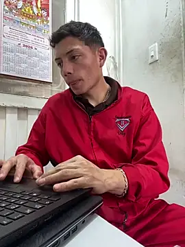 Snapshot of santiObrero chatting on 02/09/26, 07:34 santiObrero online show from 02/09/26, 07:34