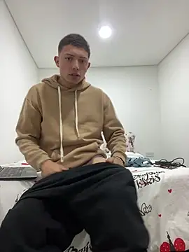 Snapshot of santiObrero chatting on 02/17/26, 12:30 santiObrero online show from 02/17/26, 12:30