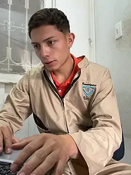 Snapshot of santiObrero chatting on 06/18/26, 03:50 santiObrero online show from 06/18/26, 03:50