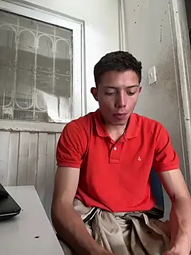 Snapshot of santiObrero chatting on 06/25/26, 02:55 santiObrero online show from 06/25/26, 02:55