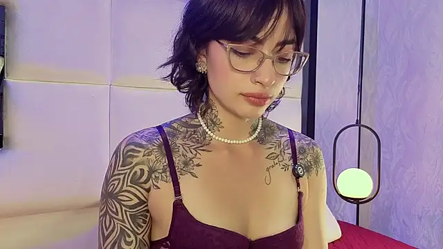 Snapshot of JuneCollins chatting on 02/12/26, 09:25 JuneCollins online show from 02/12/26, 09:25