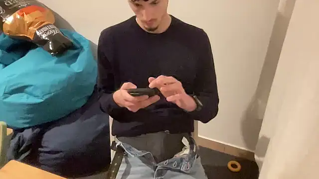 Snapshot of lukee000 chatting on 01/17/26, 05:05 lukee000 online show from 01/17/26, 05:05