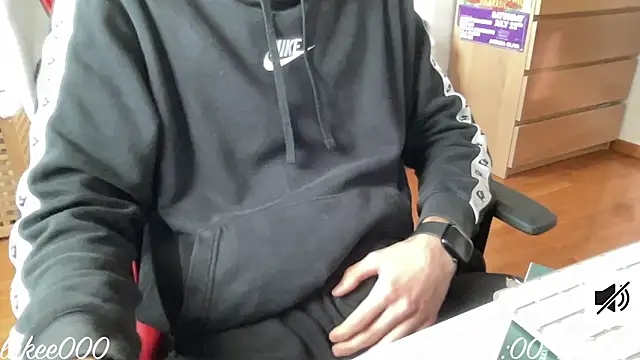 Snapshot of lukee000 chatting on 01/19/26, 01:15 lukee000 online show from 01/19/26, 01:15