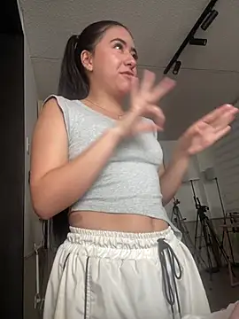 AuroraJohns Pink online show from 02/08/26, 08:39