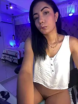 Snapshot of Auri__ chatting on 05/19/26, 07:32 Auri online show from 05/19/26, 07:32