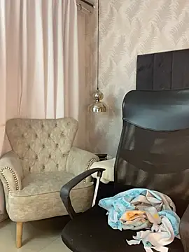 Snapshot of Auri__ chatting on 06/19/26, 11:27 Auri online show from 06/19/26, 11:27