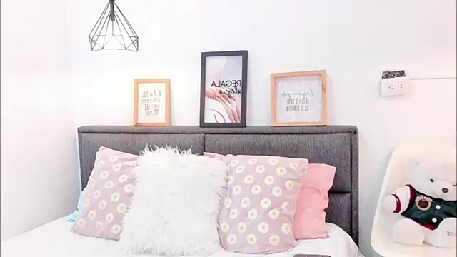 Snapshot of annarosse_ chatting on 02/13/26, 06:19 annarosse online show from 02/13/26, 06:19