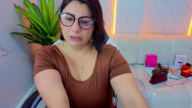 angele roux tp online show from 04/13/26, 01:15